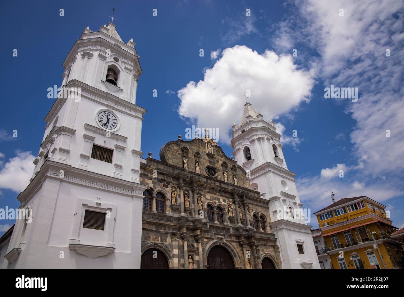 Vue extérieure de la cathédrale métropolitaine de la vieille ville de Casco Viejo, Panama, Panama, Panama, Amérique centrale Banque D'Images