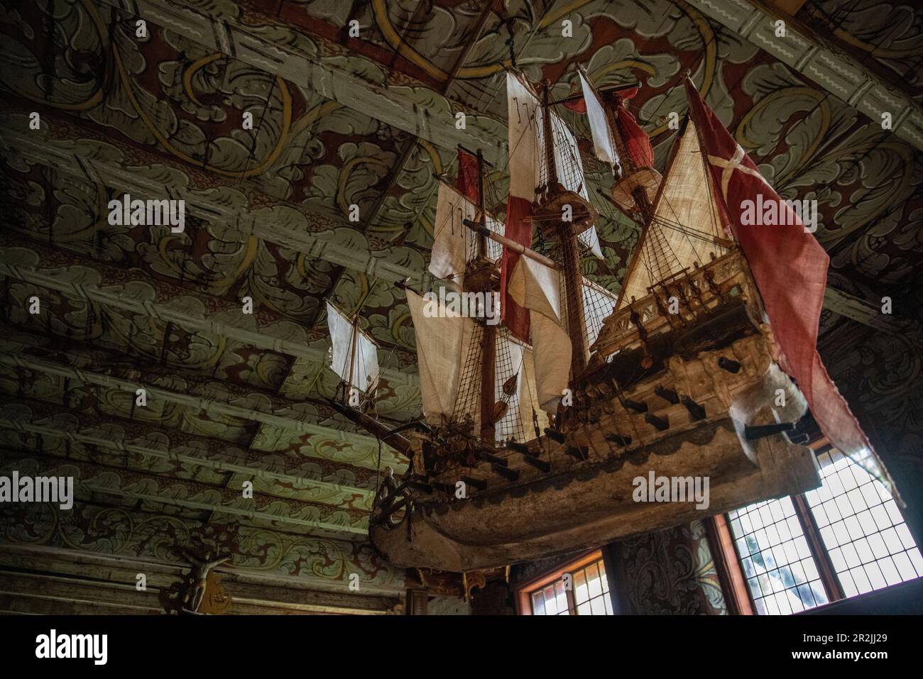Maquette de bateau suspendu au plafond dans l'église Kvernes Stave, Kvernes, Averøy, Møre og Romsdal, Norvège, Europe Banque D'Images