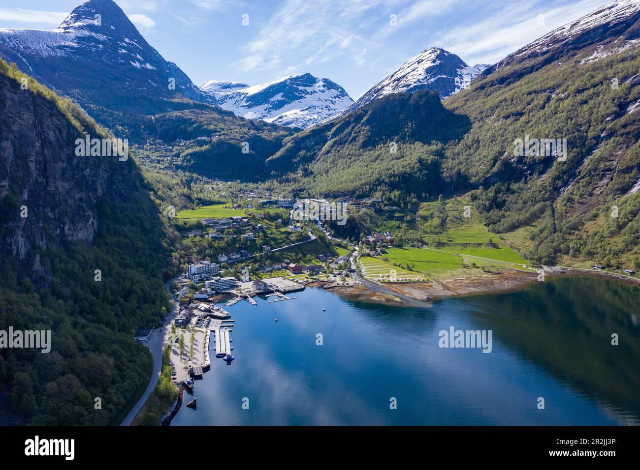 Vue aérienne du village et de la jetée de Geiranger, Geiranger, Møre og Romsdal, Norvège, Europe Banque D'Images