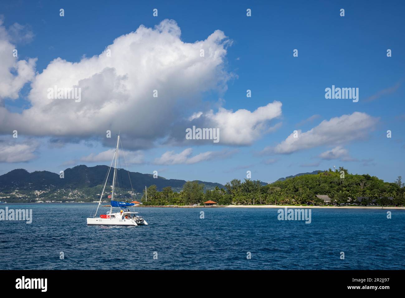 Bateau à voile et îles, île de St Anne, Parc national marin de St Anne, près de l'île de Mahé, Seychelles, Océan Indien Banque D'Images