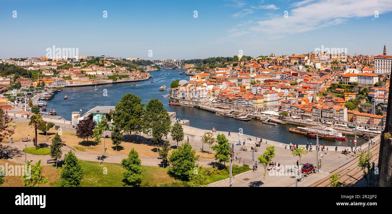 Vue imprenable sur le fleuve Douro et le front de mer de la vieille ville de Porto depuis le monastère de Serra do Pilar, Porto, Portugal Banque D'Images