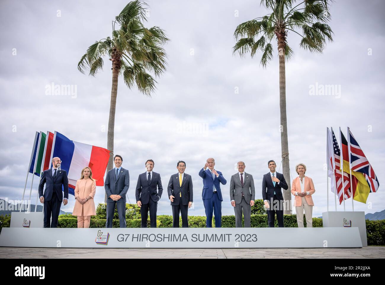 20 mai 2023, Japon, Hiroshima: Charles Michel (l-r), Président du Conseil européen, Giorgia Meloni, Premier ministre de l'Italie, Justin Trudeau, Premier ministre du Canada, Emmanuel Macron, Président de la France, Fumio Kishida, Premier ministre du Japon, Joe Biden, Président des États-Unis, Chancelier allemand OLAF Scholz (SPD), Rishi Sunak, Le Premier ministre du Royaume-Uni, Ursula von der Leyen, président de la Commission européenne, pose pour une photo de groupe de G7 dirigeants avant leur déjeuner de travail sur la sécurité économique lors du Sommet de G7 à l'hôtel Grand Prince à Hiroshima, dans l'ouest du Japon. Banque D'Images