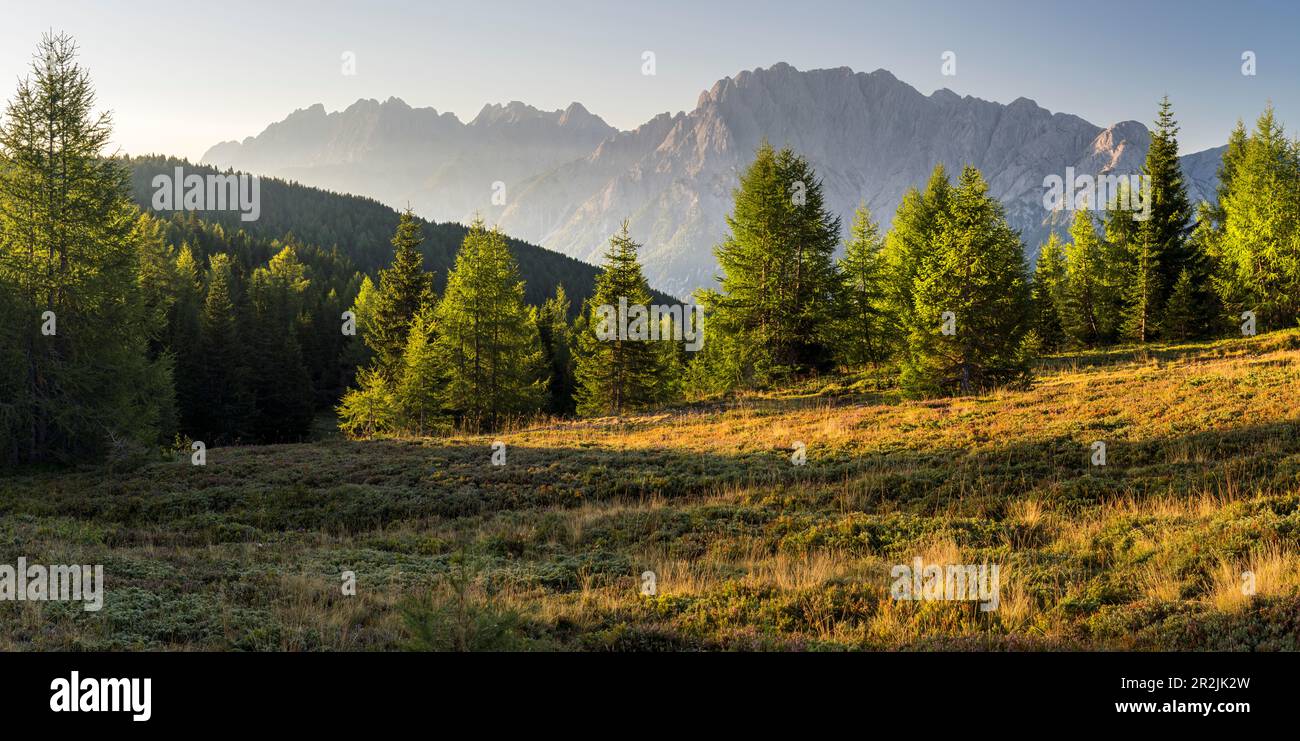 Vue sur les Dolomites de Lienz de l'autre côté de la vallée de Puster depuis la Hochstein, l'Osttirol, le Tyrol, l'Autriche Banque D'Images