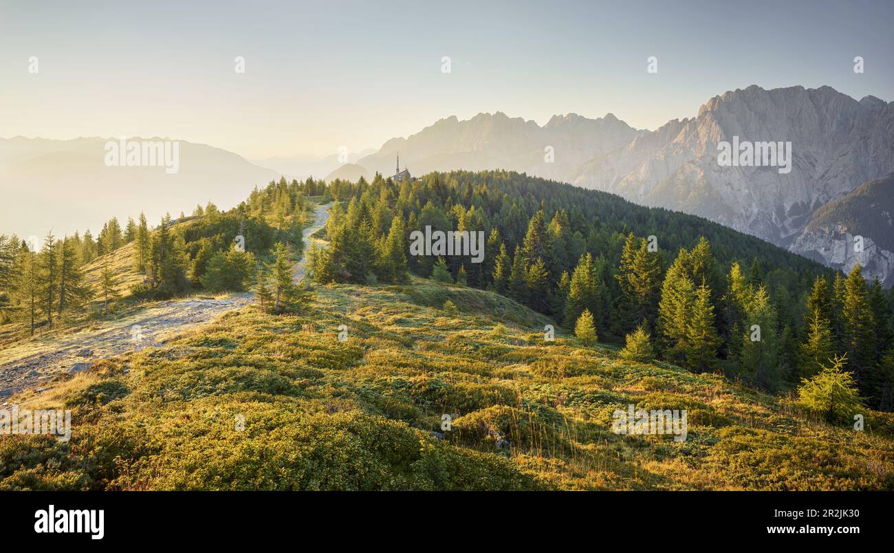 Vue sur les Dolomites de Lienz de l'autre côté de la vallée de Puster depuis la Hochstein, l'Osttirol, le Tyrol, l'Autriche Banque D'Images