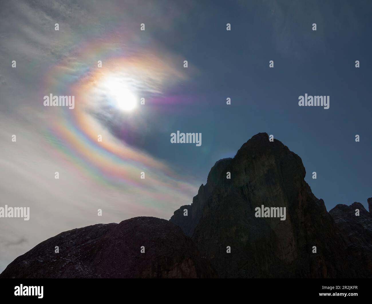 Halo de soleil sur le Peitlerkofel, Parc naturel de Puez-Geisler, Dolomites, Tyrol du Sud, Italie, Europe Banque D'Images