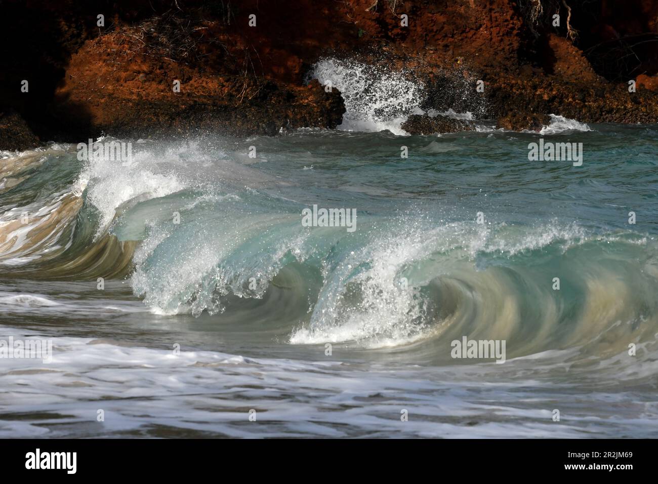 Vague écrasante à Grand Anse Bay, près de Saint George's, Saint George, Grenade, Caraïbes Banque D'Images