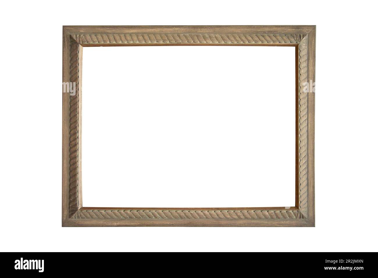 Cadre photo rustique sculpté en bois ancien à motifs, brun décoratif, arrière-plan blanc isolé Banque D'Images