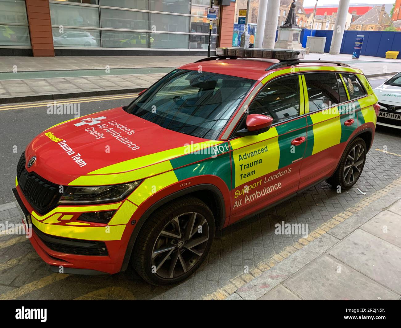 Équipe de traumatologie avancée véhicule de la Skoda Air Ambulance de Londres à l'hôpital Royal London, Whitechapel Banque D'Images