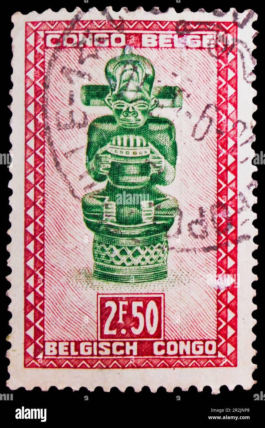 MOSCOU, RUSSIE - 18 MAI 2023 : le timbre-poste imprimé au Congo montre 'Ndoha' (roi assis nommé Bope Kena), chiffres sculptés et masque série, vers 1947 Banque D'Images