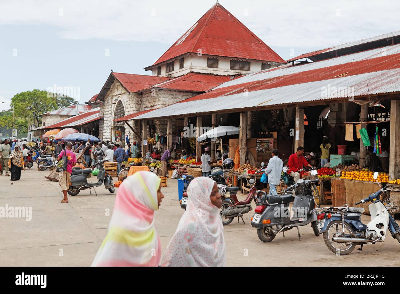 Les gens à marché Darajani, Stonetown, Zanzibar City, Zanzibar, Tanzania, Africa Banque D'Images