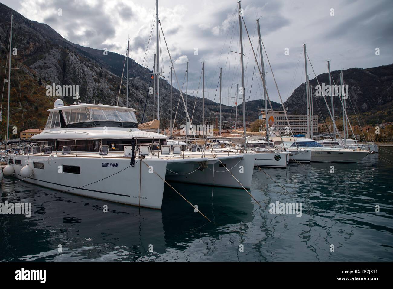 Monténégro, 2023 avril - Yachts amarrés à Kotor Harbour Marina Banque D'Images