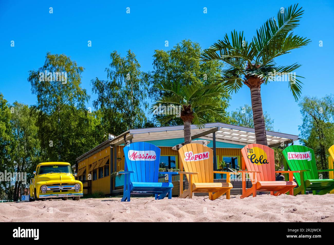 Vieux pick-up américain jaune, bar de plage sur Rauma Beach, côte ouest, Finlande Banque D'Images Vieux pick-up américain jaune, bar de plage sur Rauma Beach, côte ouest, Finlande Banque D'Images