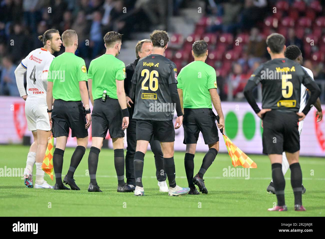 Velsen Zuid, pays-Bas. 19th mai 2023. VELSEN-ZUID, PAYS-BAS - MAI 19 : le jeu a cessé de lancer des verres à bière sur le terrain, Adjointe Referee Stefan de Groot, Adjointe Referee Robin Gansner, Adjointe Referee Hals Murat Kucucurbir, Ozgur Aktas de Telstar, Matthew Garbett de NAC Breda, entraîneur en chef Mike Snoei de Telstar, Fabio Di Michele Sanchez du CNA Breda pendant le match Keuken Kampioen Divisiie entre Telstar et le NAC Breda au stade BUKO sur 19 mai 2023 à Velsen-Zuid, pays-Bas (photo de Kees Kuijt/Orange Pictures) Credit: Orange pics BV/Alay Live News Banque D'Images