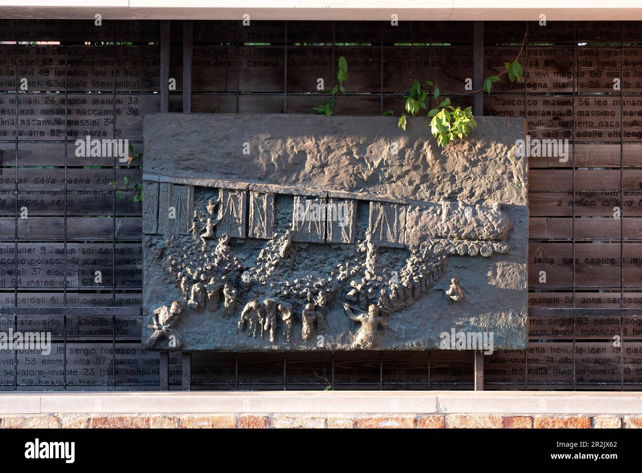 Vue sur le mémorial de l'Holocauste un mur à Campo de Ghetto Novo dans le sestiere Cannaregio, Venise, Vénétie, Italie, Europe Banque D'Images