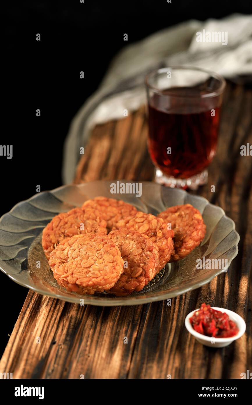 Tempeh ou Tempe Goreng Bulat, Soybean fermenté émincé, accompagnement populaire en Indonésie Banque D'Images