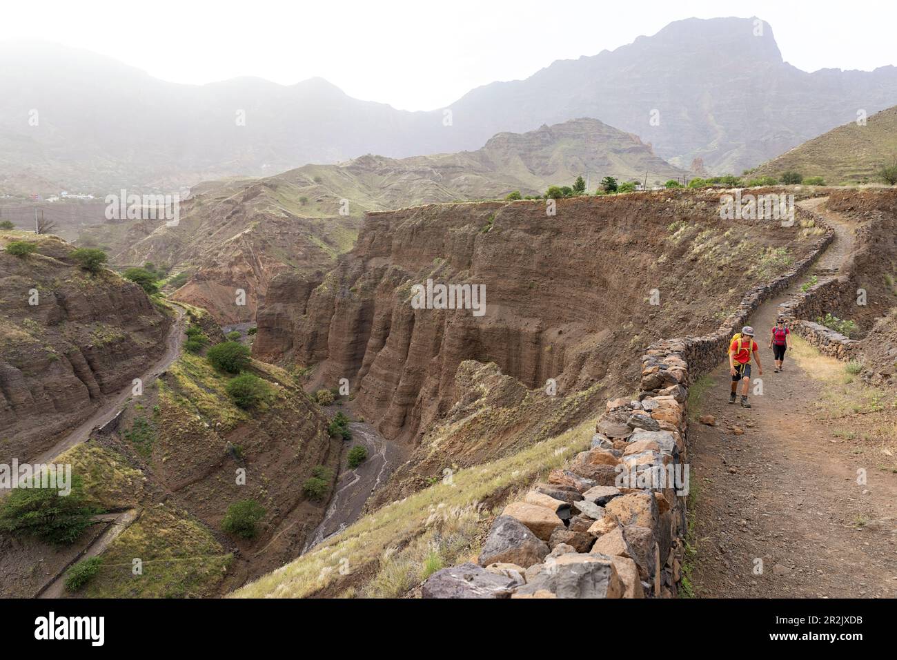 Mère et fils, touristes, randonnée sur un sentier près des canyons près du village de Cha de Morte à l'intérieur de l'île de Santo Antao, Cabo verde Banque D'Images