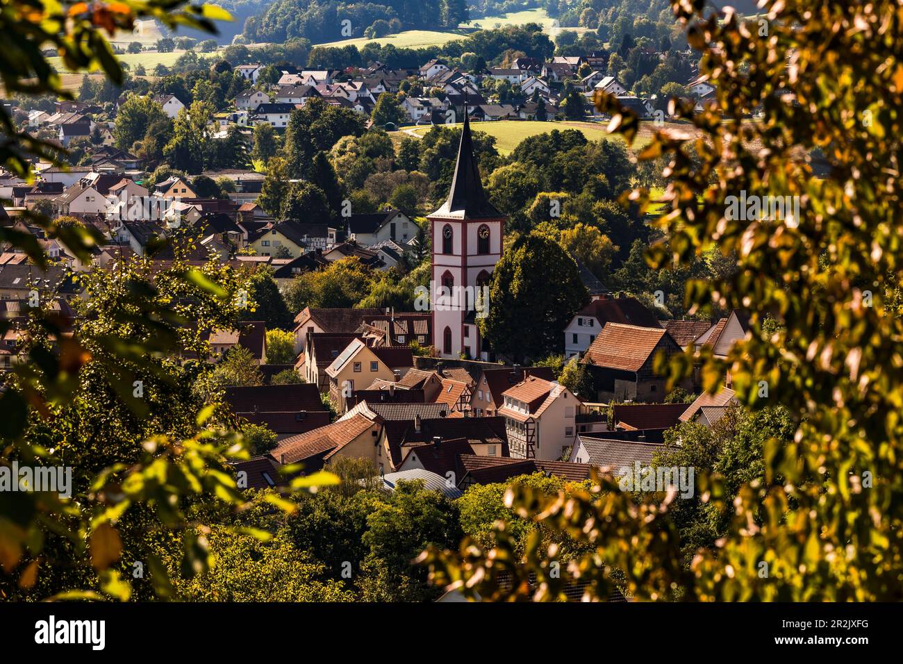 Vue sur l'église de Reichelsheim dans l'Odenwaldkreis, Hesse, Allemagne Banque D'Images