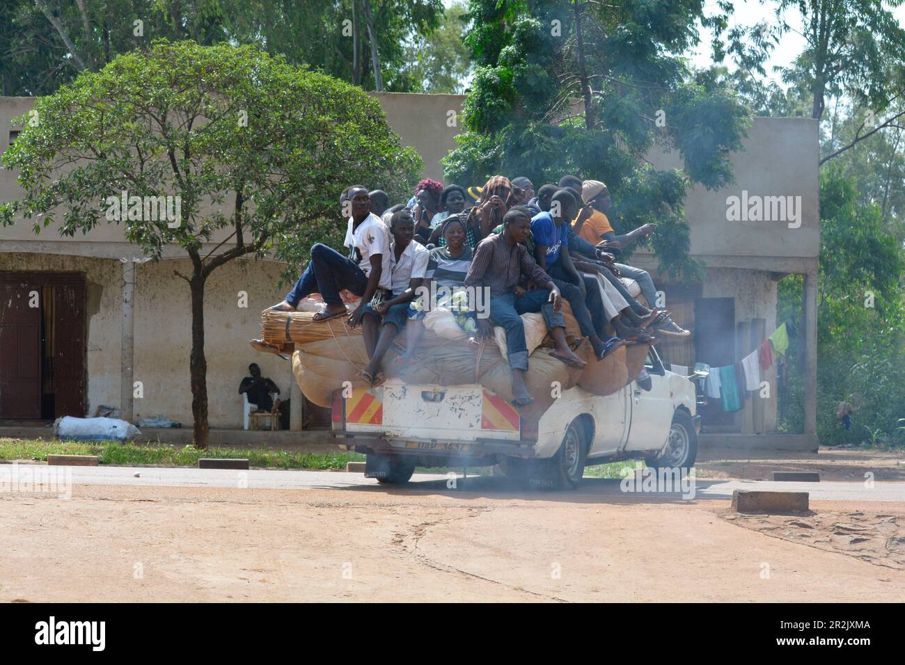 Ouganda; centre de l'Ouganda dans le district de Nakasongola; sur la route de Kampala à Masindi près de Nakitoma; pick-up complet du Bush taxi; passagers assis o Banque D'Images
