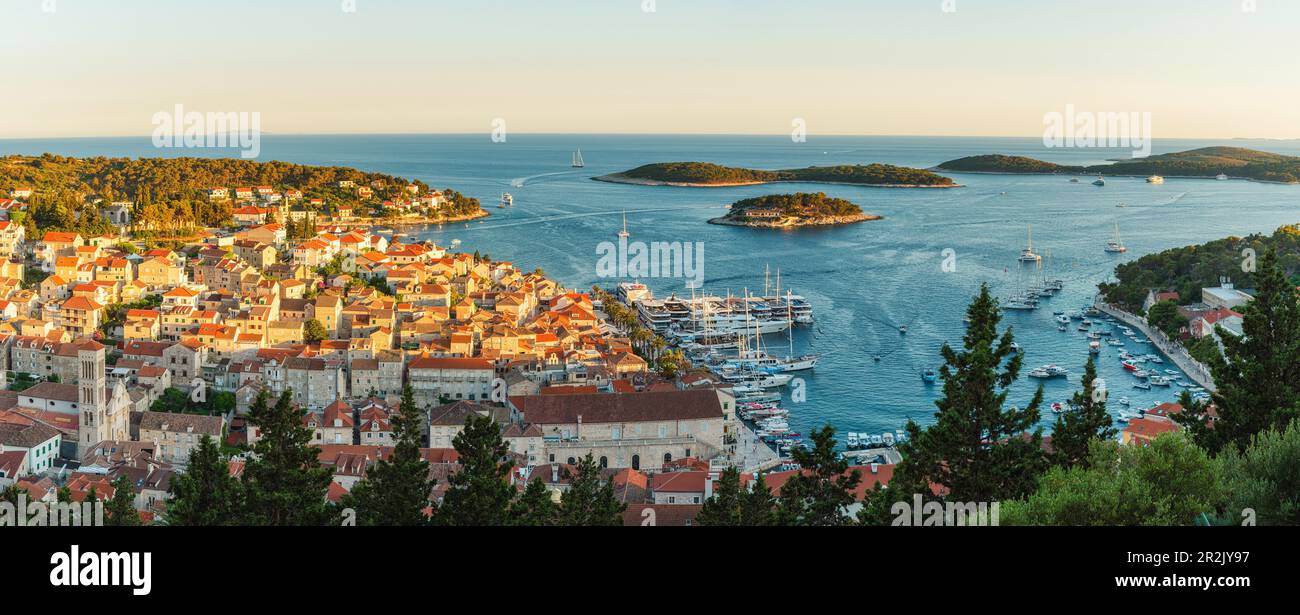 Vue panoramique sur la vieille ville de Hvar avec baie d'eau turquoise avec yachts et îles en Dalmatie, Croatie et mer Adriatique. Vacances d'été Banque D'Images