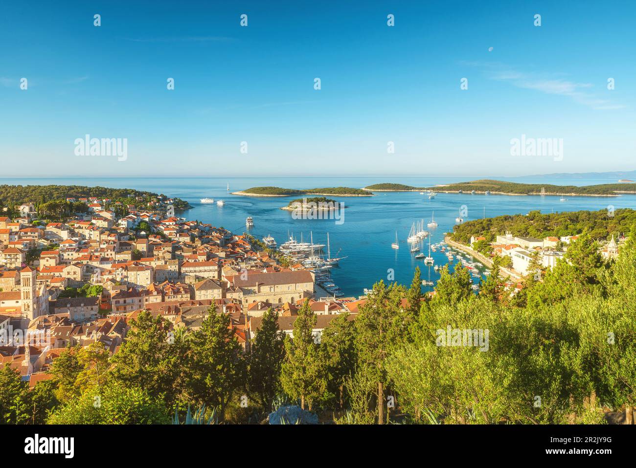 Vue aérienne de la vieille ville de Hvar sur l'île de Hvar, Dalmatie, Croatie. Port de la vieille ville avec yachts et bateaux. Station de vacances d'été Banque D'Images