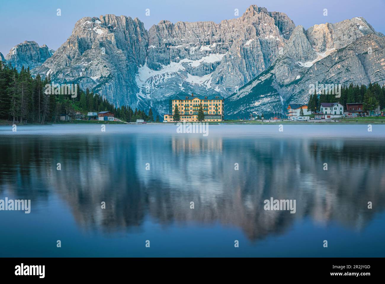 Lac Misurina dans les Dolomites, montagne des Dolomiti, Alpes italiennes, Belluno, Italie. Lac alpin avec reflet au coucher du soleil. Destination de vacances d'été Banque D'Images