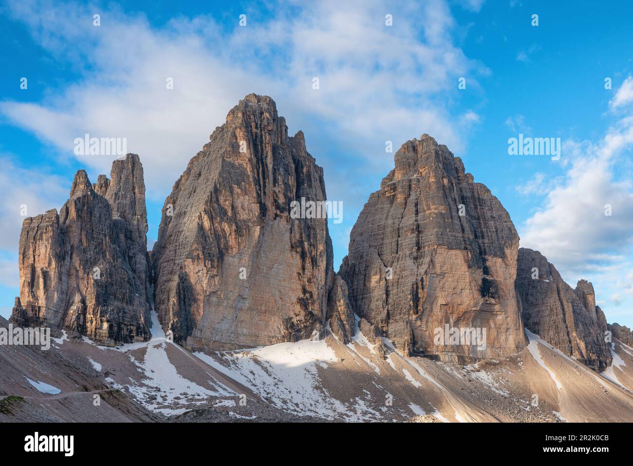 Tre cime di Lavaredo dans les Alpes italiennes, Dolomites, Belluno, Italie. Sommets des arbres à Dolomiti. Destination du voyage Banque D'Images