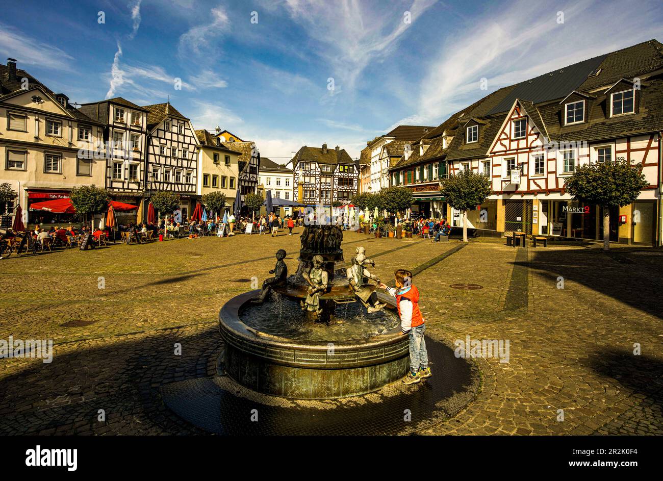 Marché fontaine à Linz sur le Rhin à l'heure du déjeuner, quartier de Neuwied, Rhénanie-Palatinat, Allemagne Banque D'Images