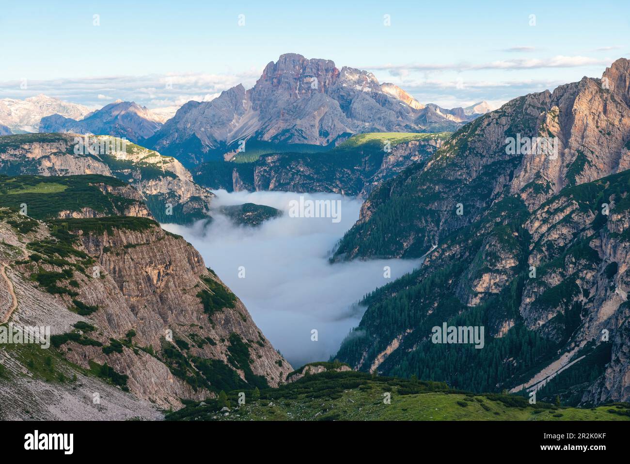Canyon de montagne rempli de nuages au lever du soleil dans les Dolomites, Alpes, Italie. Paysage de montagne italien dans le parc national de Tre Cime di Lavaredo Banque D'Images