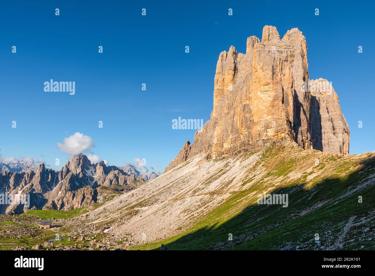 Vue sur le Tre Cime di Lavaredo avec abri dans les montagnes des Dolomites au lever du soleil. Trois célèbres sommets des Alpes italiennes, Belluno, Italie Banque D'Images