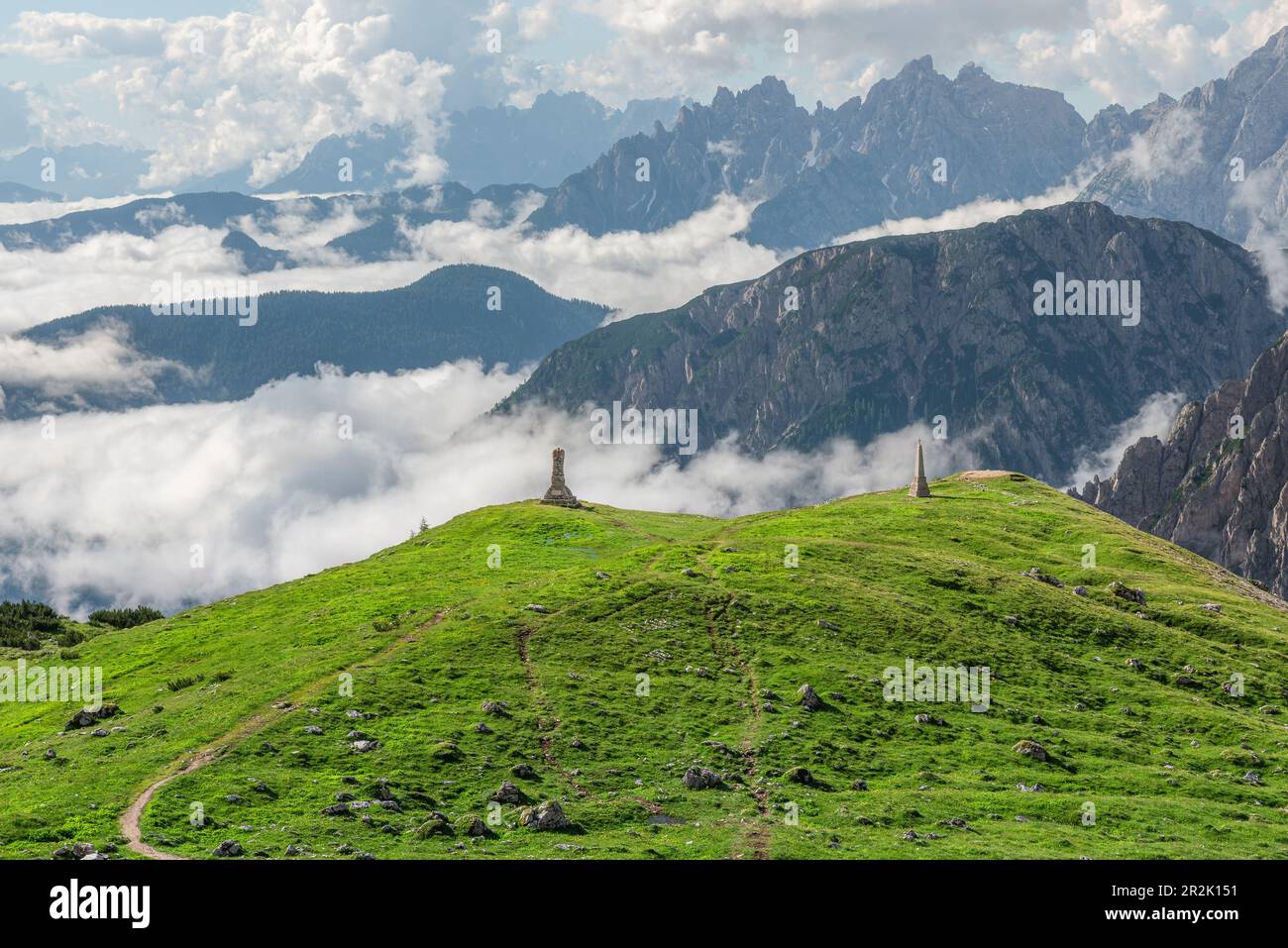 Canyon de montagne rempli de nuages dans les Dolomites, Alpes, Italie. Paysage de montagne italien dans le parc national de Tre Cime di Lavaredo. Arrière-plan de la nature Banque D'Images