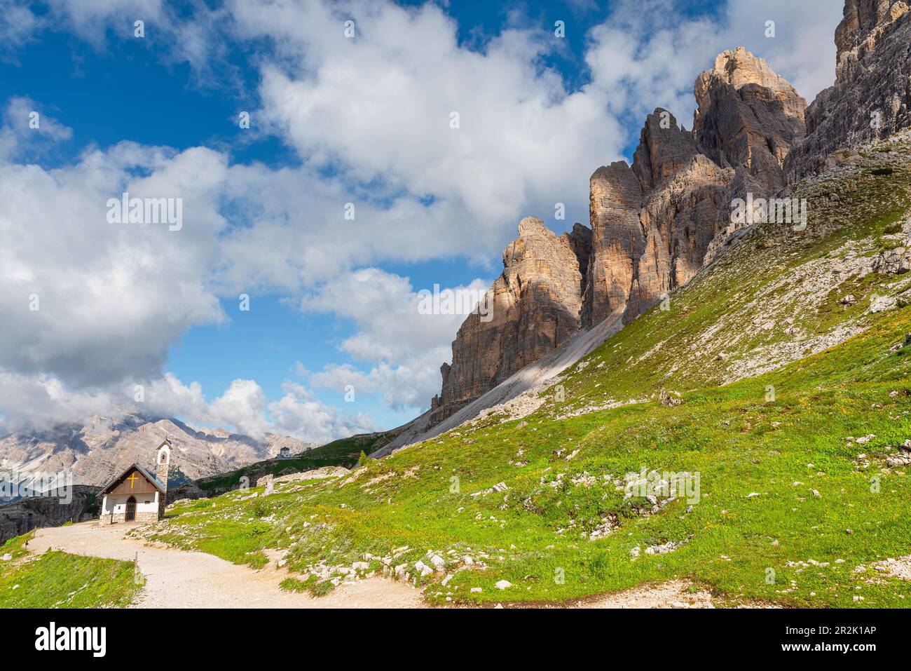 Magnifique paysage de montagne d'été avec petite église dans les Alpes italiennes, Dolomites. Le Tre Cime di Lavaredo culmine à Dolomiti, en Italie. Destination du voyage Banque D'Images