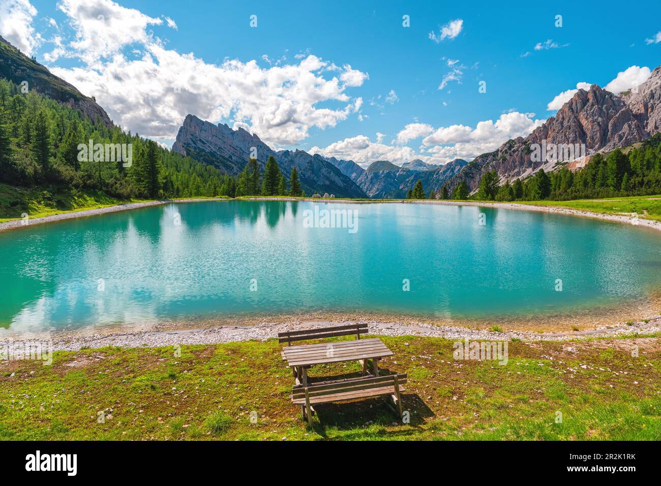 Eau turquoise lac alpin dans les Dolomites, Italie. Lago son Forca dans les Alpes italiennes en journée ensoleillée, destination de vacances d'été Banque D'Images