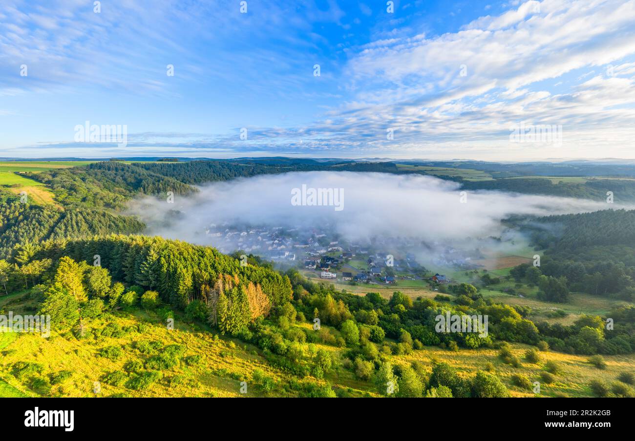 Vue aérienne du Maar Meerfelder avec brouillard matinal, Eifel, Rhénanie-Palatinat, Allemagne Banque D'Images