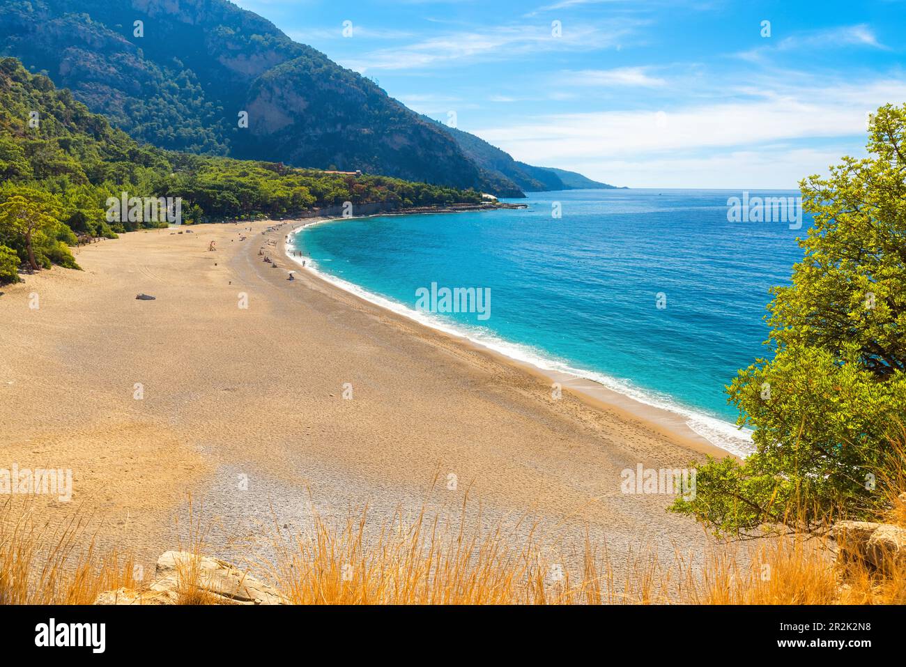 Belle plage de Kidrak avec plage de sable et eau bleue près de la ville d'Oludeniz sur la côte de la région de Mugla en Turquie. Destination du voyage Banque D'Images