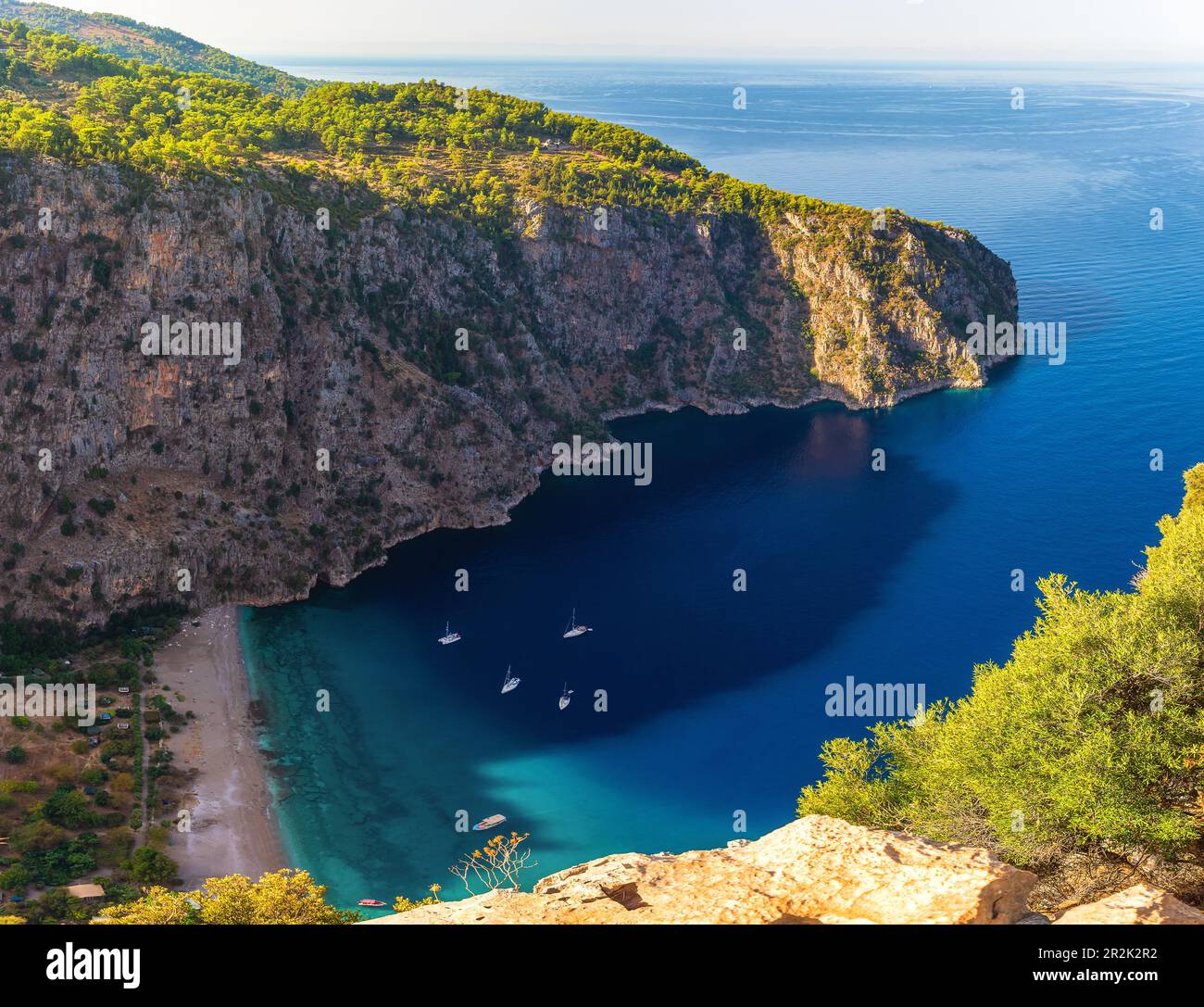Vue aérienne de Butterfly Valley avec plage de sable, eau turquoise et yachts près de la ville d'Oludeniz ou Fethiye, Mugla, Turquie dans la matinée ensoleillée Banque D'Images