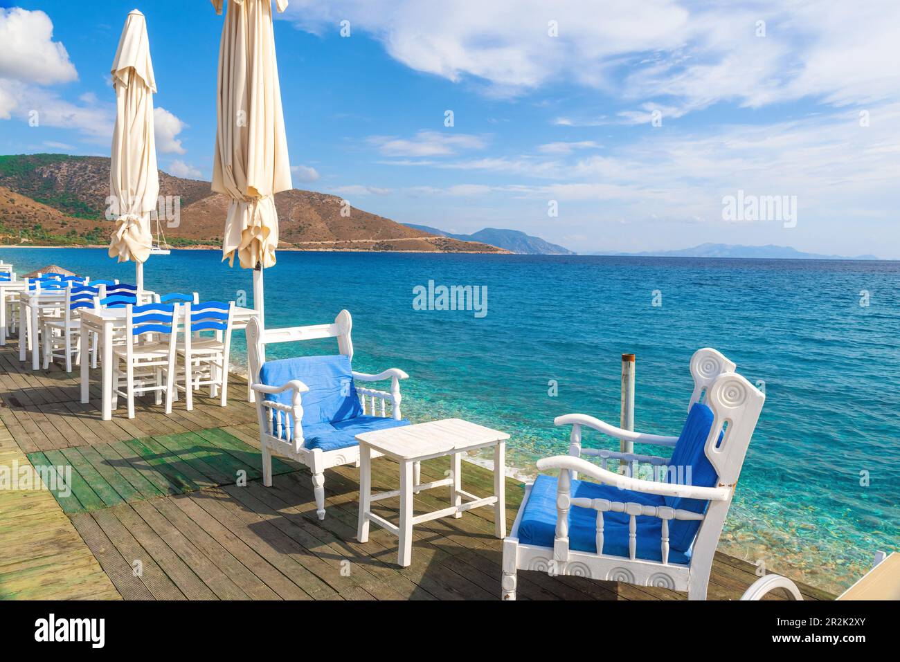 Café-terrasse avec personne sur la plage de Palamutbuku dans la péninsule de Datca, région de Mugla, Turquie sur la mer Egée. Station touristique populaire de vacances d'été Banque D'Images