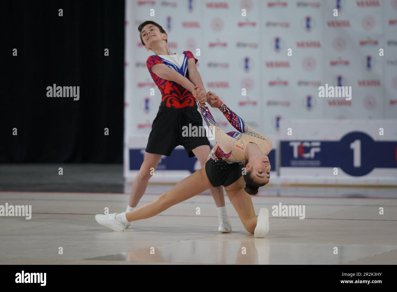 ISTANBUL, TURKIYE - 02 AVRIL 2023 : des athlètes indéfinis se font jouer pendant les championnats turcs de gymnastique aérobie Banque D'Images