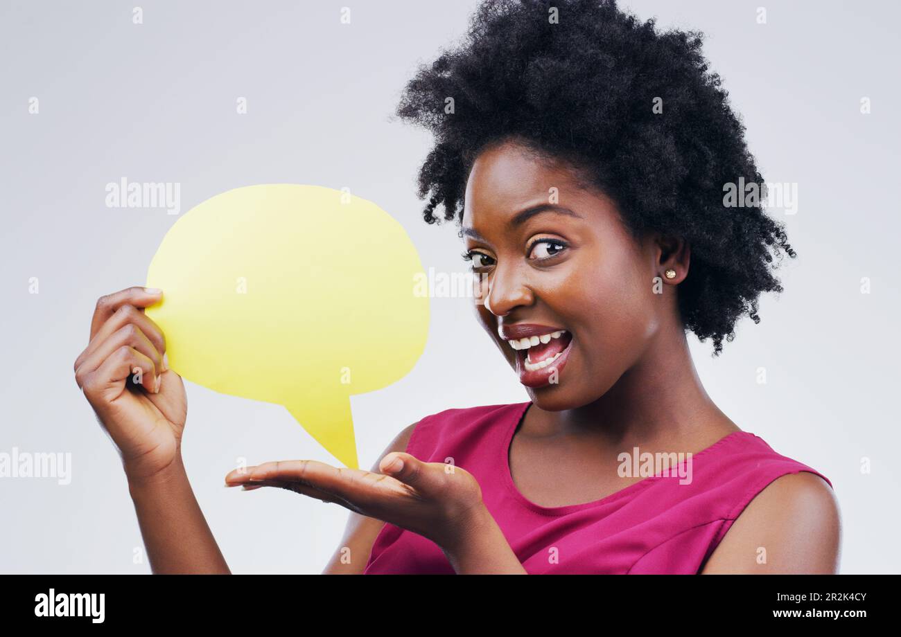 Bonne femme noire, portrait et bulle de parole pour les médias sociaux, surprise ou question sur un fond blanc de studio. Femme africaine avec Banque D'Images