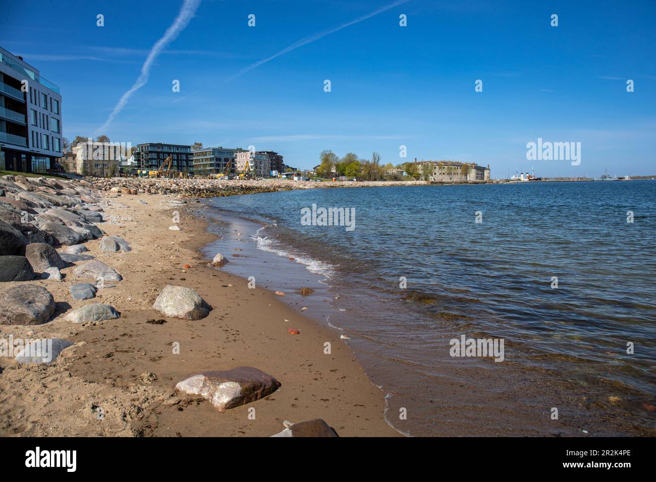 Kalaland Shore, une petite plage de sable à côté d'un quartier résidentiel récemment construit en bord de mer à Tallinn, Estonie Banque D'Images