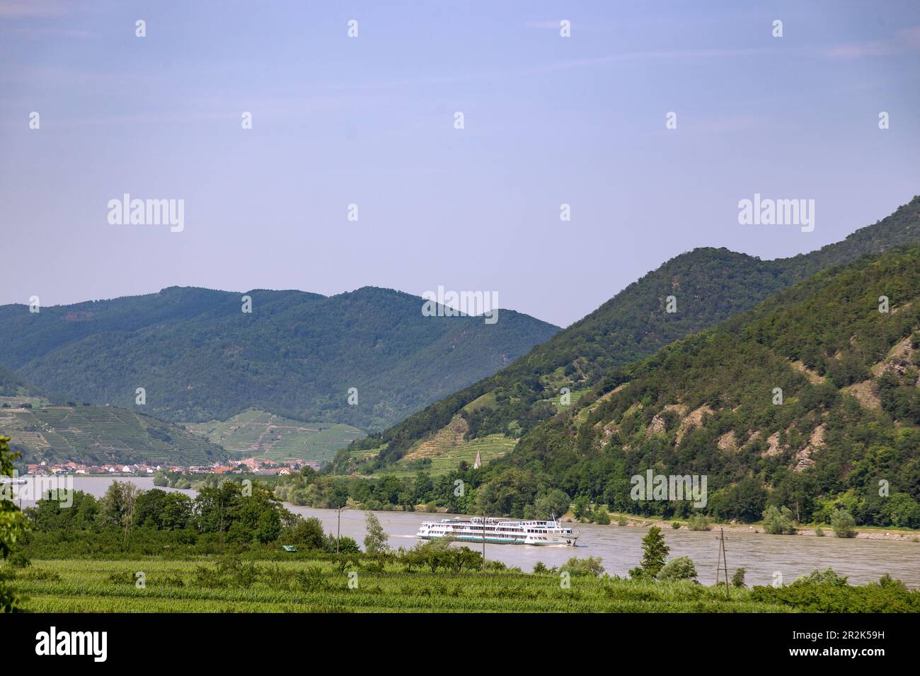 Wachau avec bateau de croisière, vue sur Spitz Banque D'Images