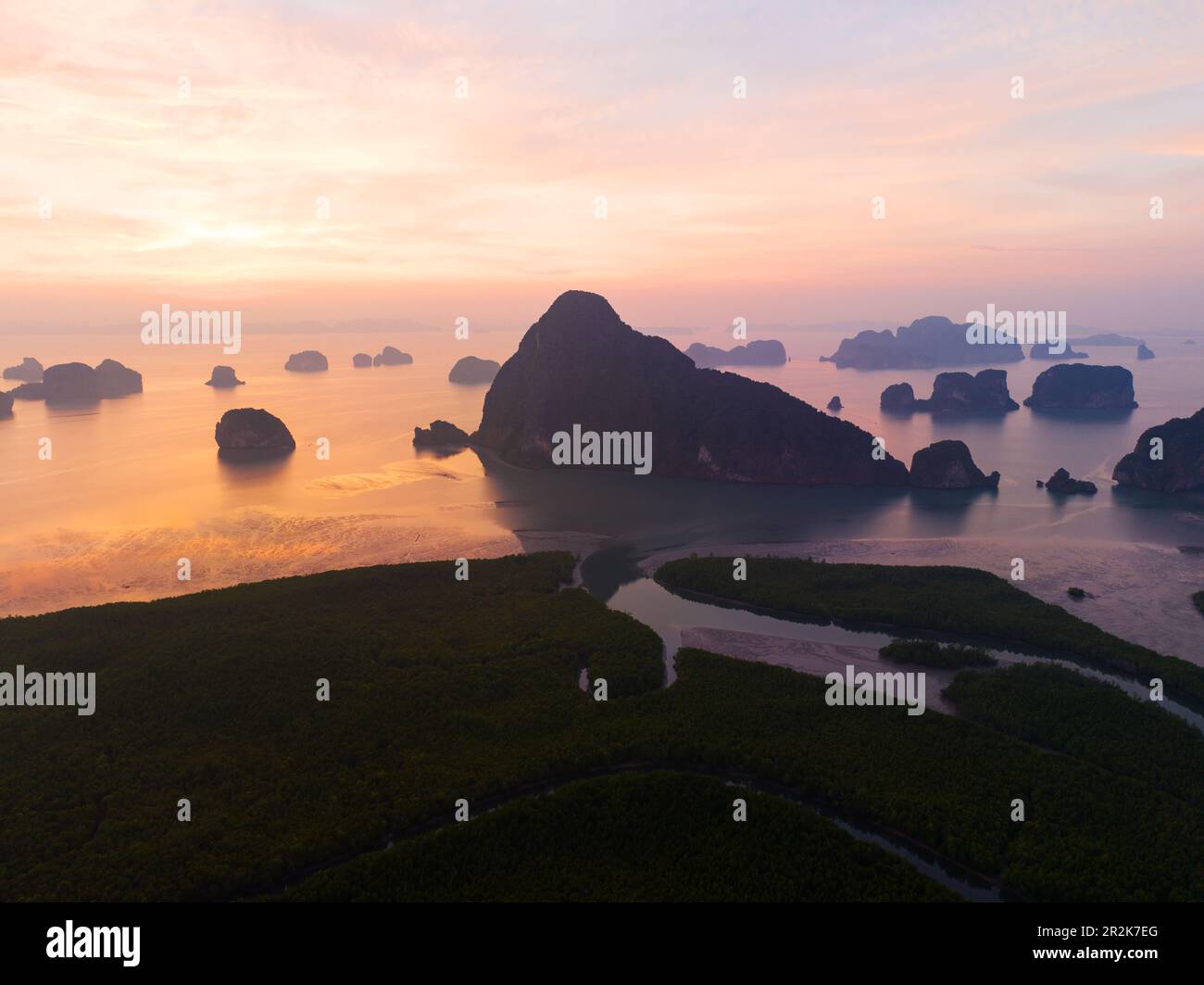 Vue aérienne Drone tourné de Sametnangshe paysage vue situé à Phang-nga Thaïlande, beau lever ou coucher de soleil sur la mer, paysage étonnant nature vi Banque D'Images