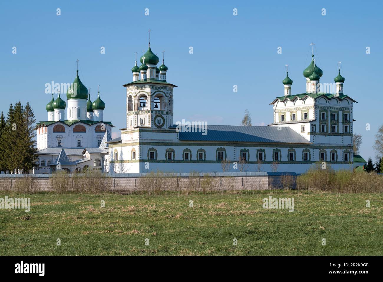 Dans l'ancien monastère Nikolo-Vyazhishchi, le jour d'avril. Vyazhishchi. Région de Novgorod, Russie Banque D'Images