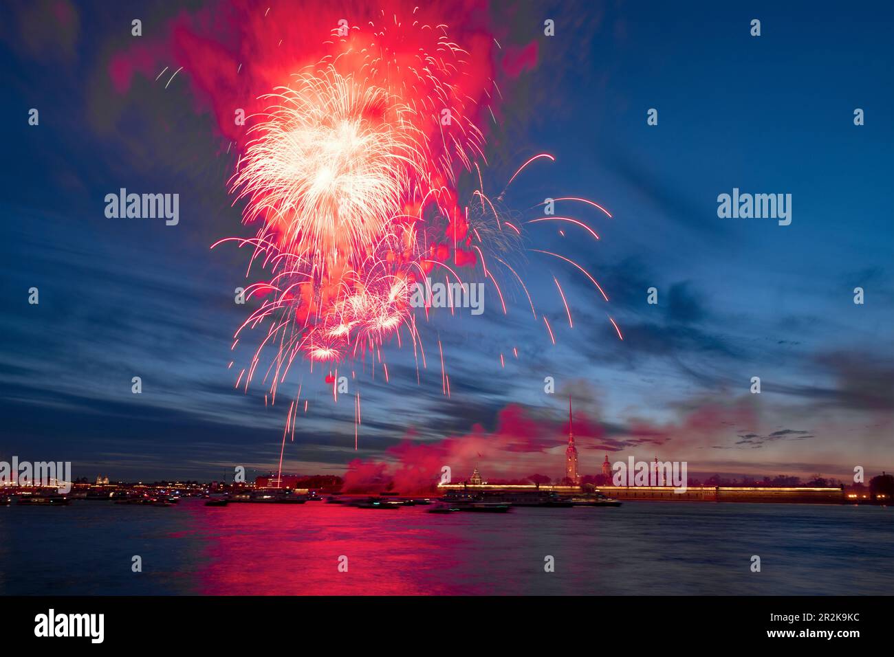 Feux d'artifice au-dessus de la forteresse Pierre et Paul. Jour de la victoire à Saint-Pétersbourg. Russie Banque D'Images