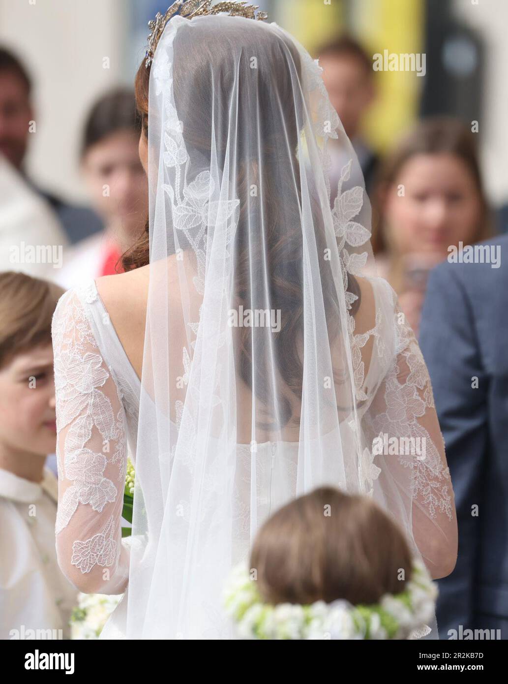 Munich, Allemagne. 20th mai 2023. La mariée Sophie-Alexandra Evekink entre dans le Theatinerkirche avec ses fleuristes pour le mariage de l'église au prince Ludwig de Bavière. Environ 1 000 personnes sont attendues pour assister aux festivités. Credit: Karl-Josef Hildenbrand/dpa/Alay Live News Banque D'Images