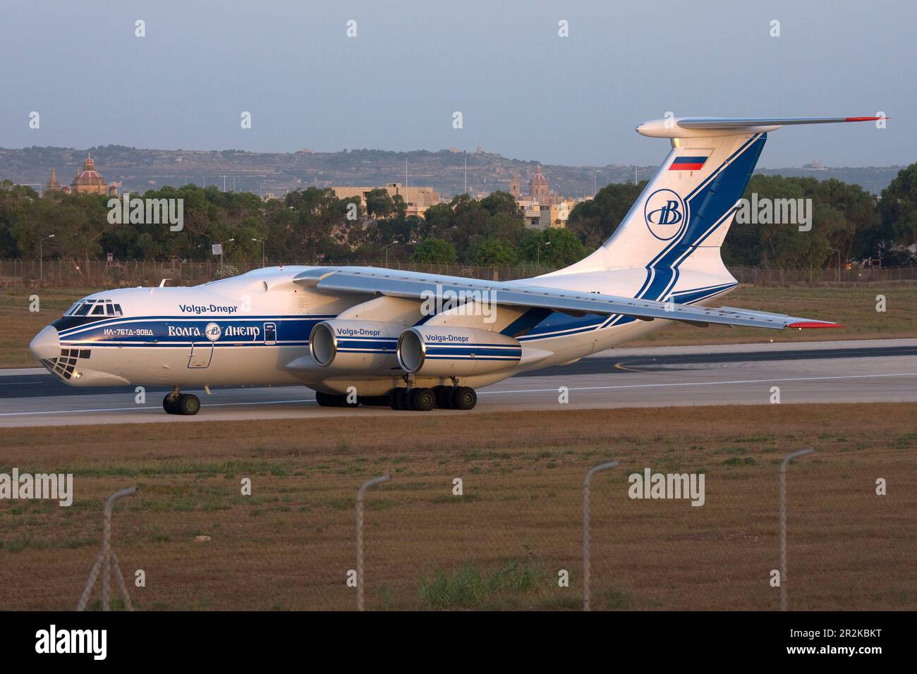 Volga-Dnepr Airlines Ilyushin il-76TD-90VD (REG: RA-76951) au décollage de la piste 32 très tôt le matin. Banque D'Images