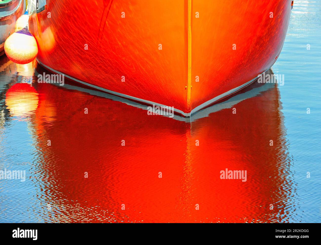 Reflet d'un bateau rouge dans l'eau, Halifax, Nouvelle-Écosse, Canada Banque D'Images