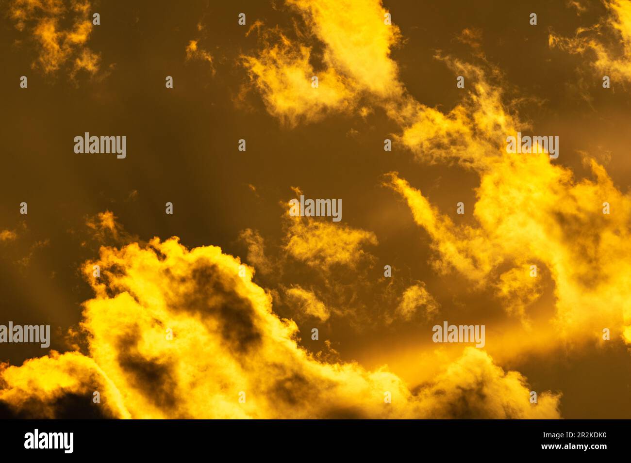 Nuages intenses dans le ciel coloré, Flensburg, Allemagne Banque D'Images