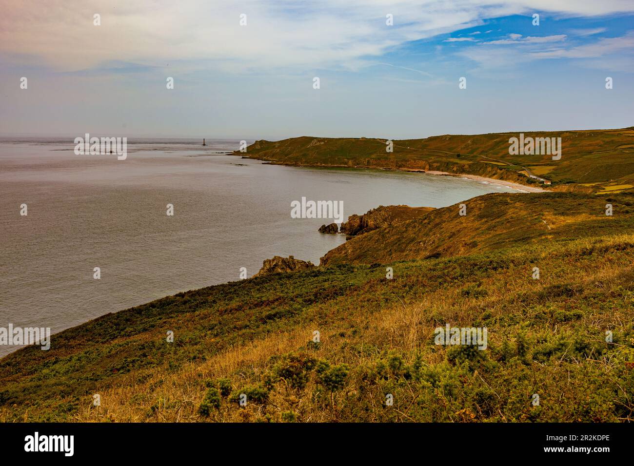 Côte en Normandie sur la Manche. Un phare peut être vu au loin. Banque D'Images