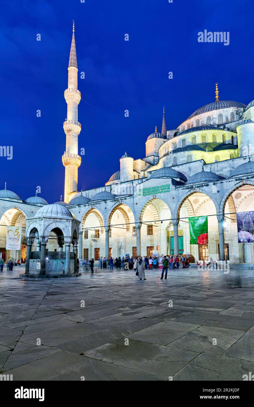 Istanbul Turquie. La Mosquée bleue au coucher du soleil Banque D'Images