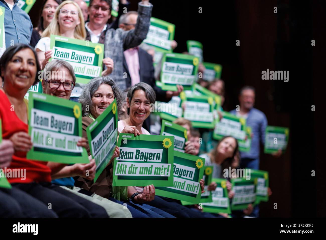 Erlangen, Allemagne. 20th mai 2023. Les candidats directs des Verts bavarois pour l'élection d'État en octobre 2023 sont sur scène pour une photo de groupe avec des panneaux indiquant « Team Bayern mit dir und mir! » pendant la conférence des délégués de l'état. Credit: Daniel Karmann/dpa/Alay Live News Banque D'Images